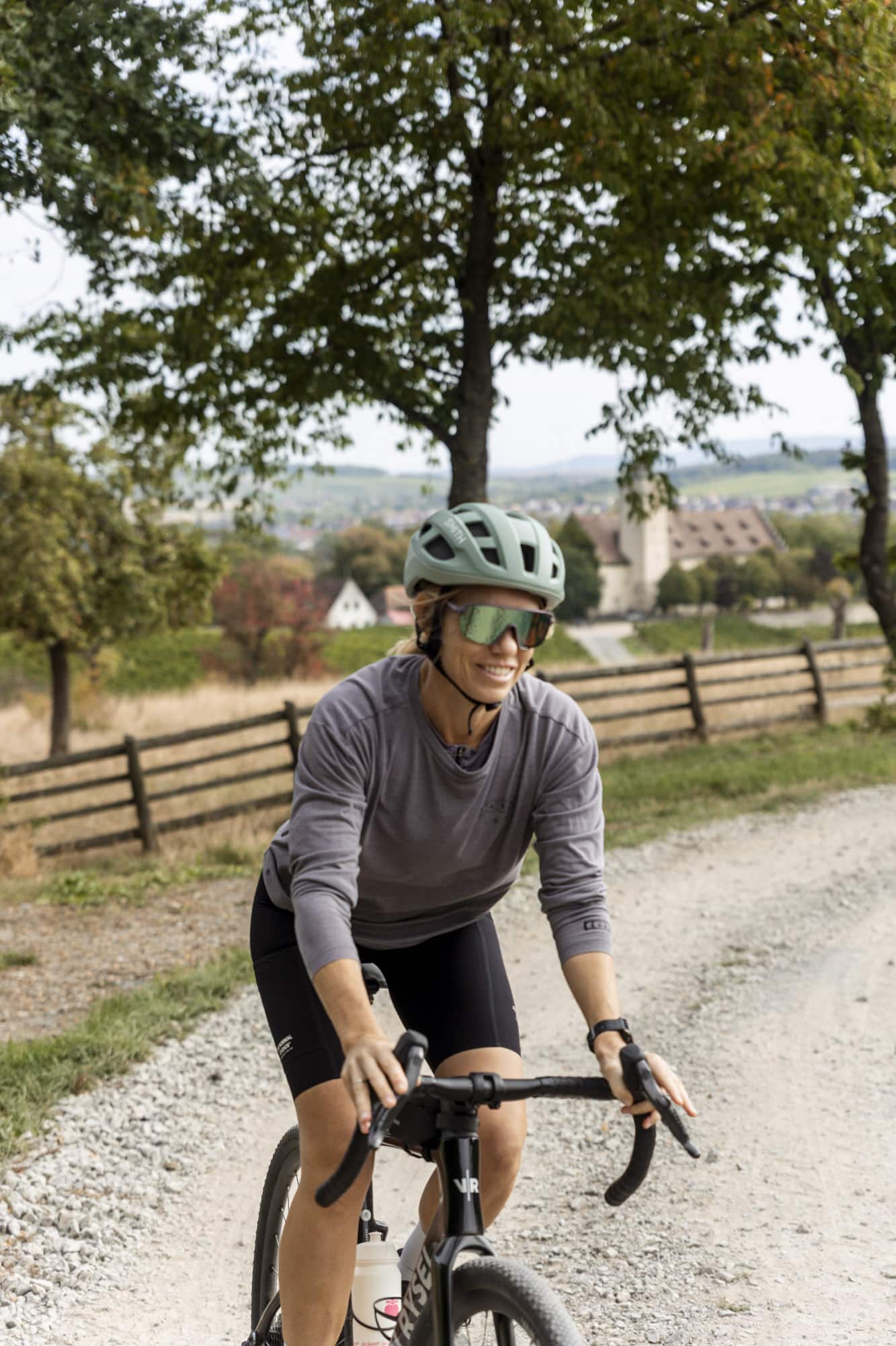 Gravelbikerin auf einem Van Rysel